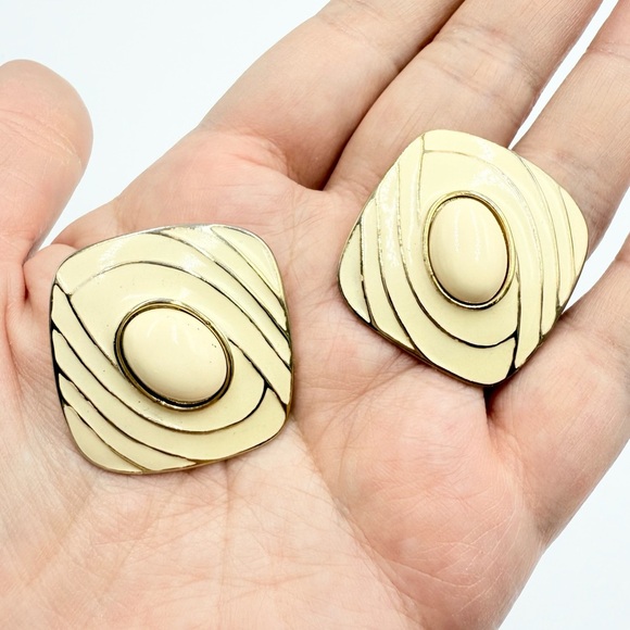 Vintage TAT Signed Statement Earrings Beige Off White Enamel Abstract Cabochon - Picture 1 of 6